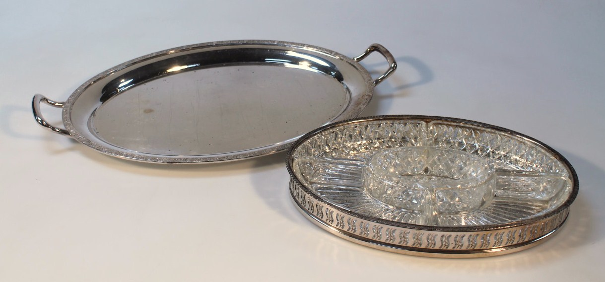 Appraisal: A silver plated oval hors d'oeuvres dish stand with pierced