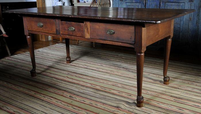 Appraisal: PENNSYLVANIA WALNUT FARM TABLE The rectangular top lifting over conforming