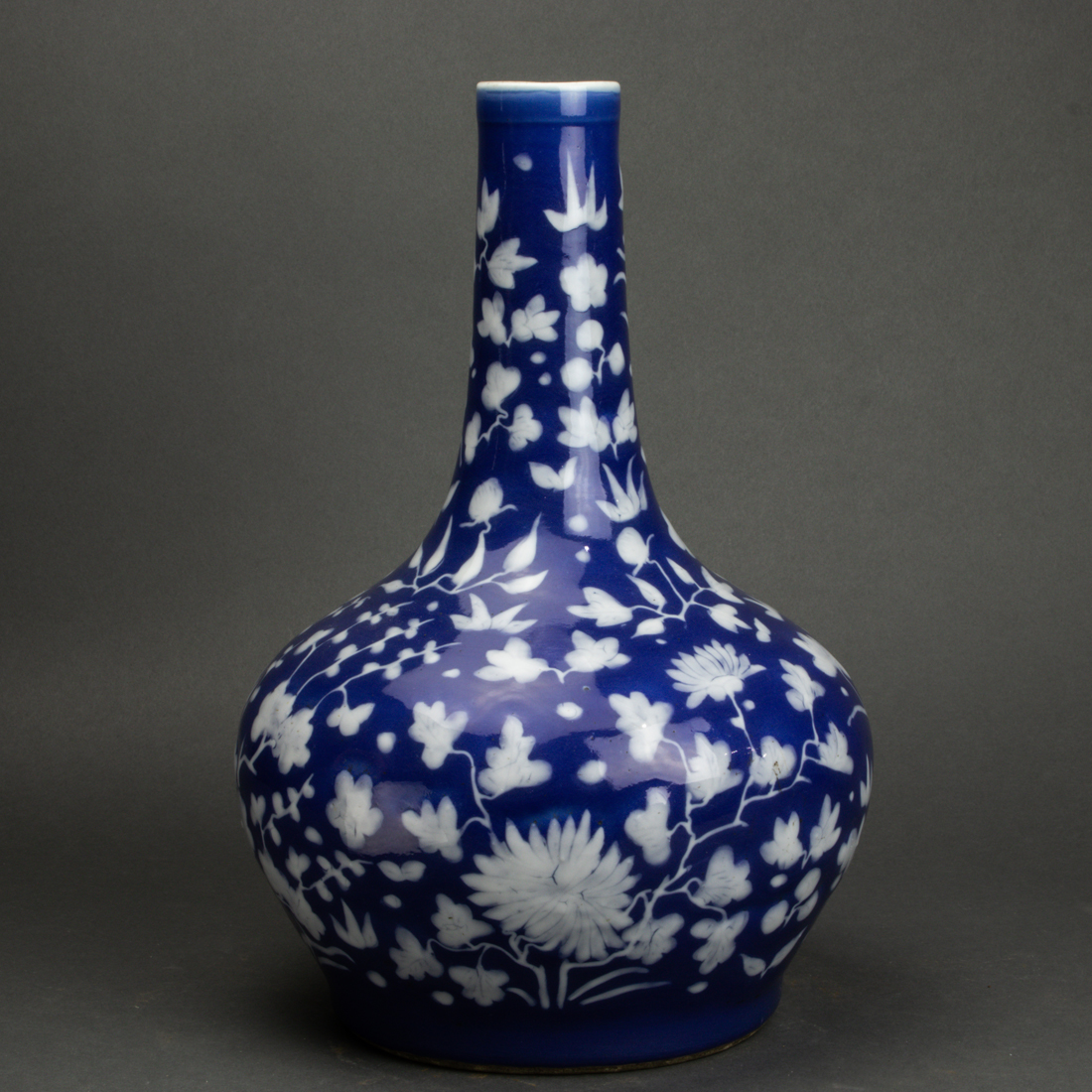 Appraisal: CHINESE BLUE AND WHITE GLOBULAR VASE Chinese blue and white