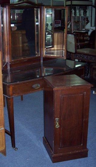 Appraisal: An Edwardian mahogany dressing table with triptych mirror over two