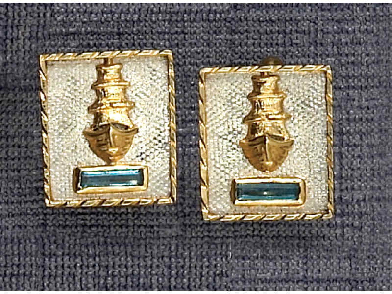 Appraisal: CUFF LINKS k yellow gold rectangular cuff links with sailing