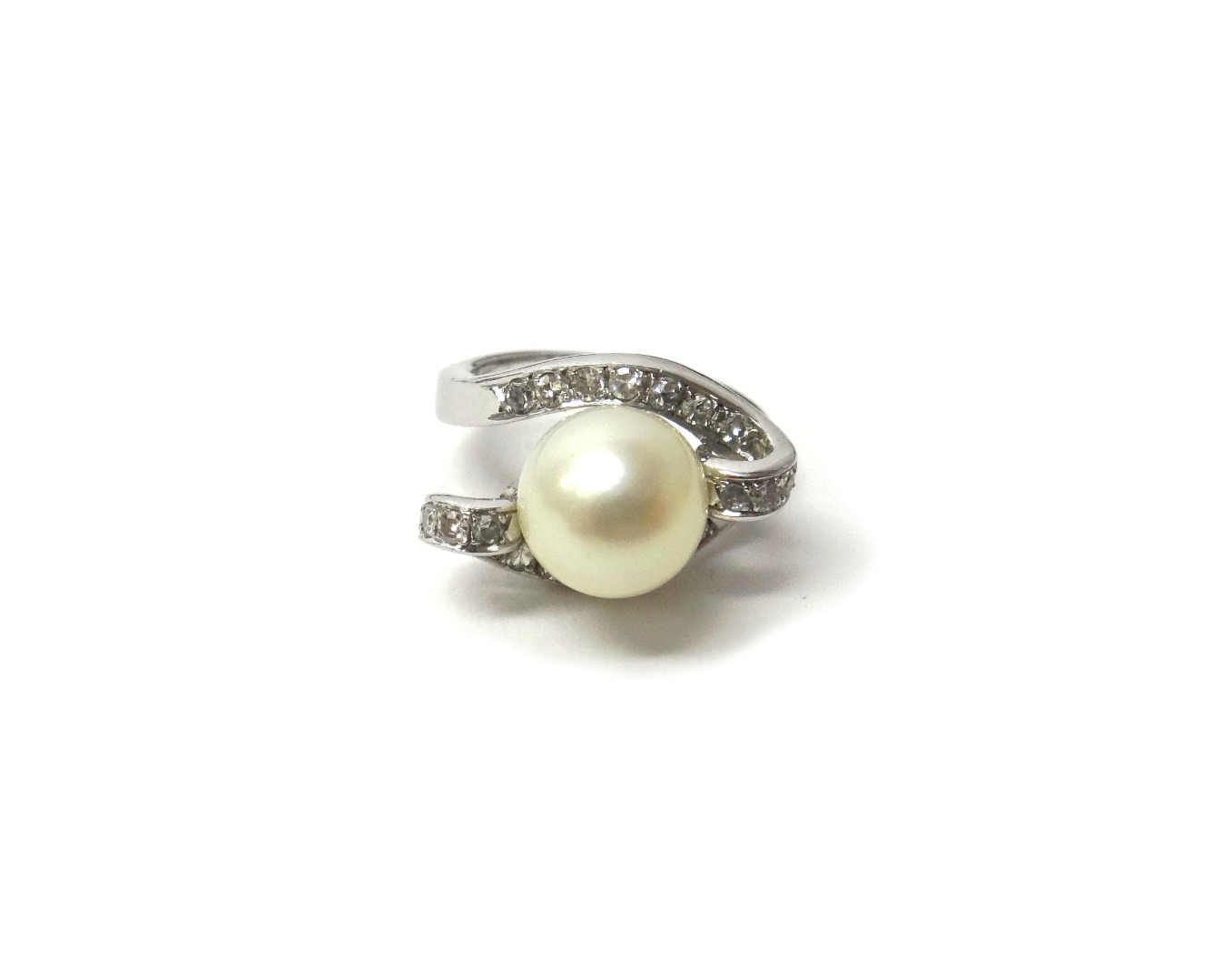 Appraisal: A white gold ring mounted with a cultured pearl at