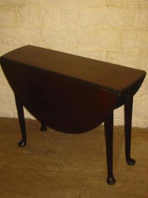 Appraisal: AN EARLY GEORGE III MAHOGANY DROP LEAF TABLE of oval