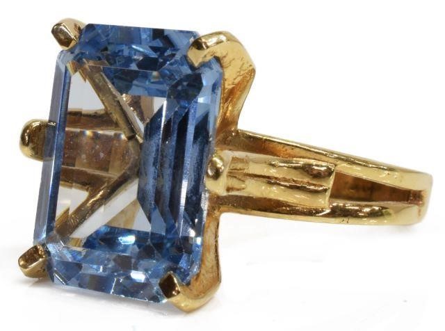 Appraisal: Estate kt yellow gold ring centering emerald cut blue spinel