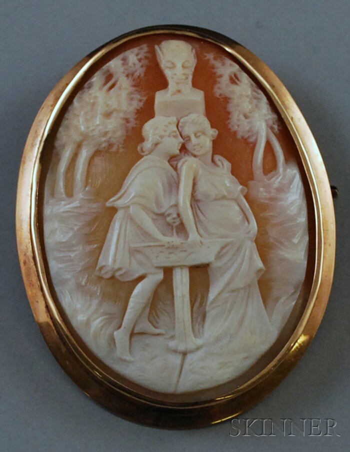 Appraisal: Large kt Gold-framed Shell-carved Cameo Pendant Brooch depicting two lovers