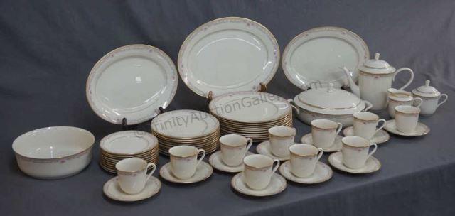 Appraisal: Lenox Bellaire China Piece Set Includes piece - place settings