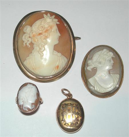 Appraisal: An Edwardian gold mounted oval shell cameo brooch carved with