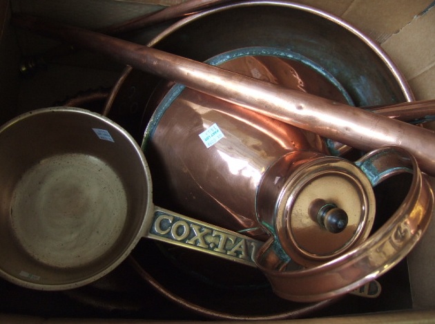 Appraisal: A quantity of copper and brass collectables including a brass