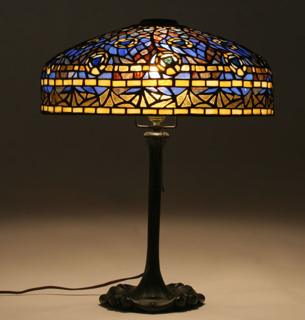 Appraisal: Leaded glass table lamp in peacock pattern Contemporary shade on