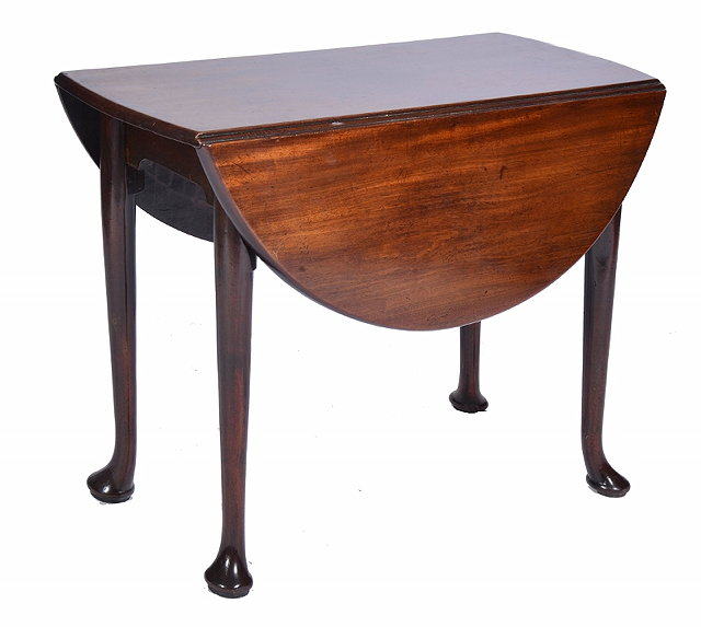 Appraisal: A GEORGE II OVAL MAHOGANY DROP FLAP TABLE with turned