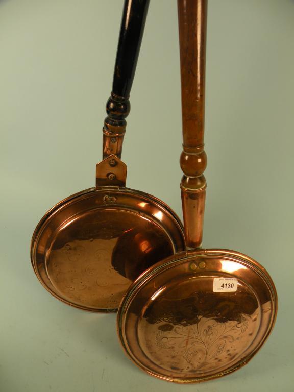 Appraisal: A thC copper warming pan with a turned fruitwood handle