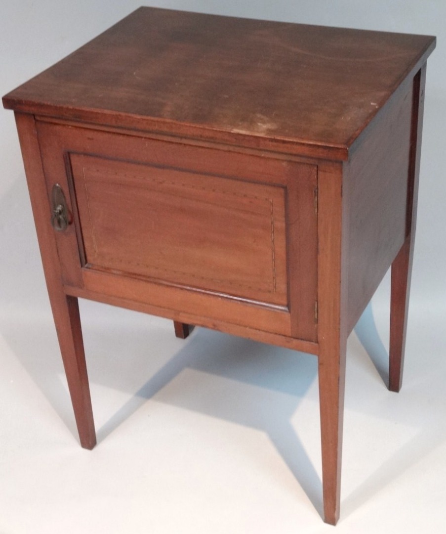 Appraisal: An Edwardian mahogany pot cupboard the rectangular overhanging top raised