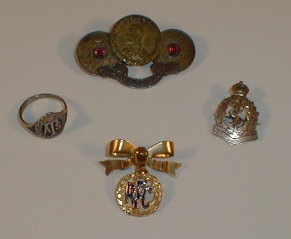 Appraisal: Militaria - A WWI commemorative brooch in base metal as