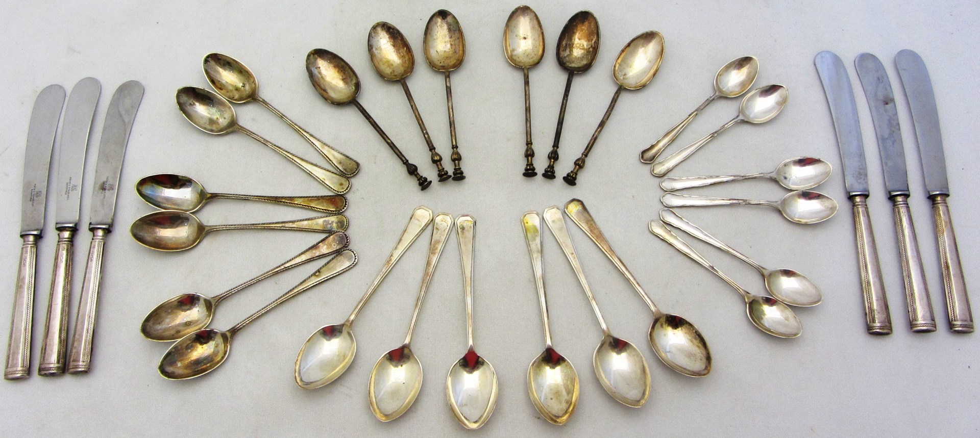 Appraisal: A set of six silver teaspoons Sheffield a set of