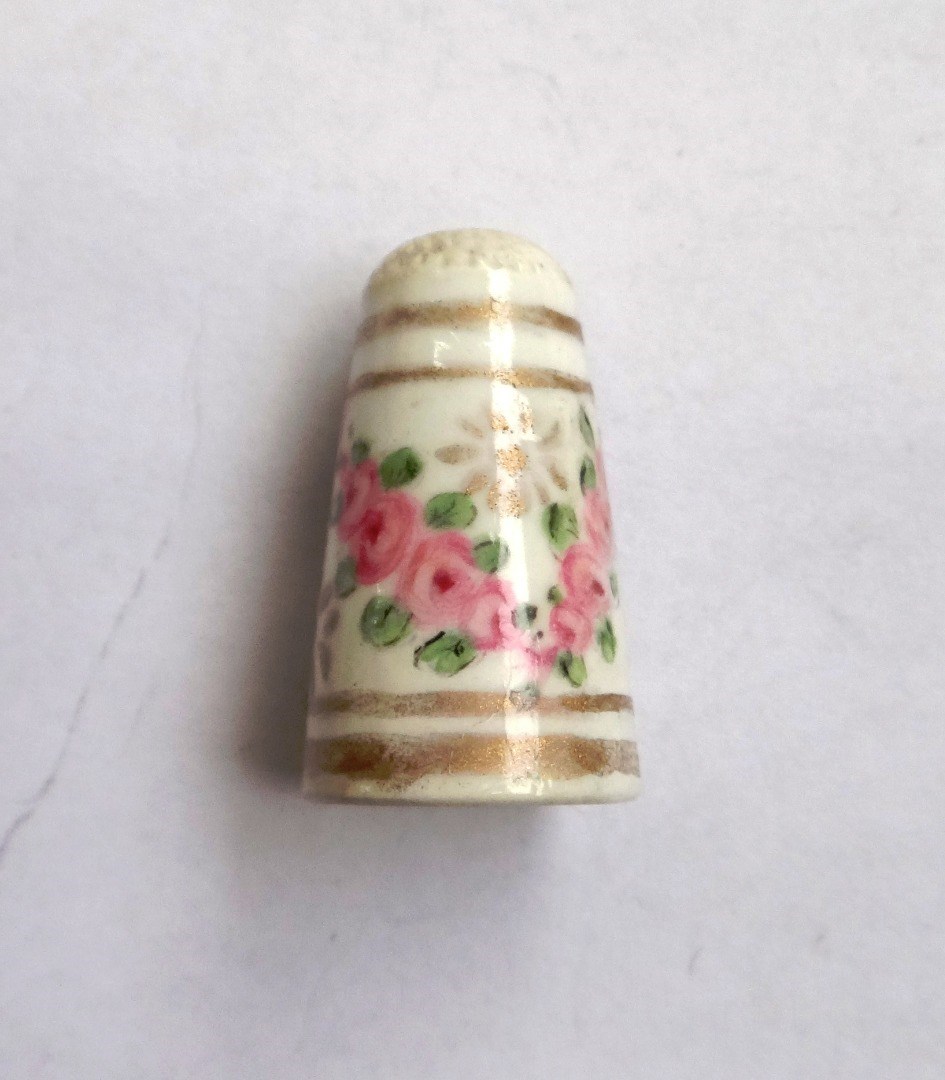 Appraisal: A late th century porcelain thimble with hand painted decoration