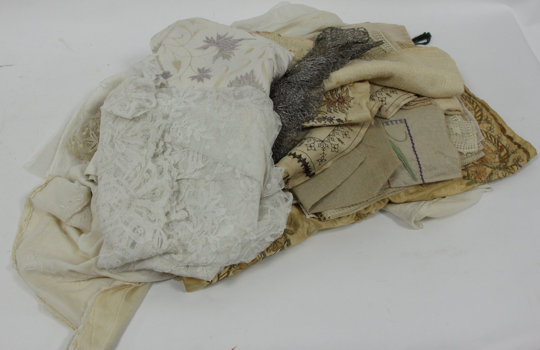 Appraisal: A quantity of lace edging collars and embroidered material