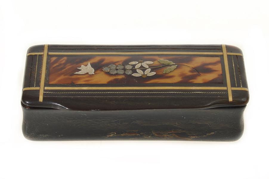 Appraisal: A RECTANGULAR INLAID HORN SNUFF BOX swallow and flower scene