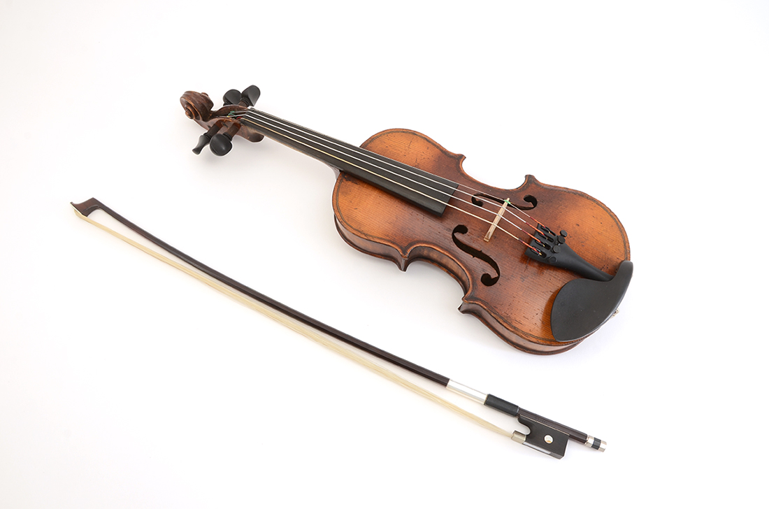 Appraisal: GERMAN SIZE VIOLIN BOW Spurious Stradivarius label inside '' single