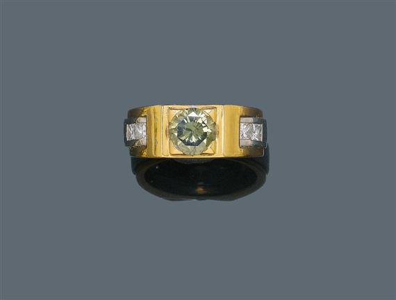 Appraisal: FANCY DIAMOND GENTLEMAN'S RING Yellow and white gold Elegant bicolour