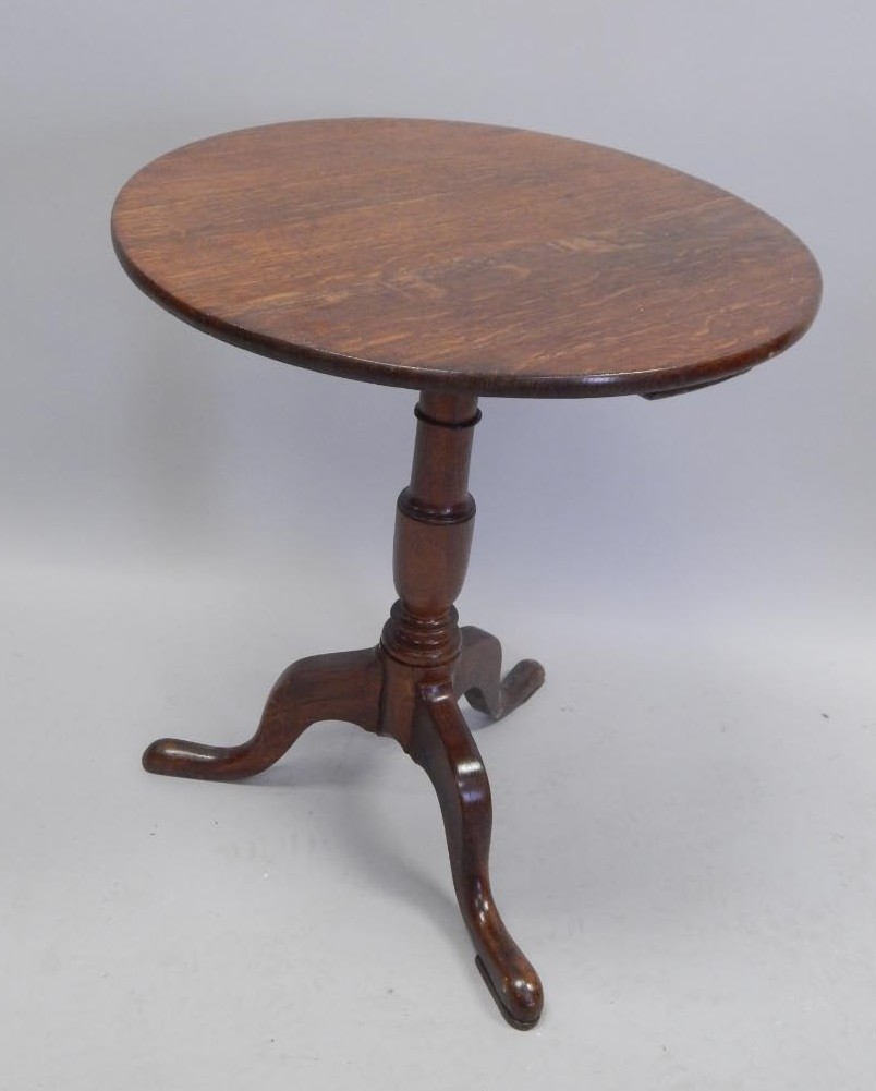 Appraisal: A thC oak occasional table on a turned column tripod