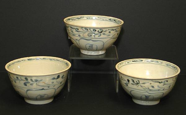 Appraisal: Four blue and white deep footed bowls Late th Early