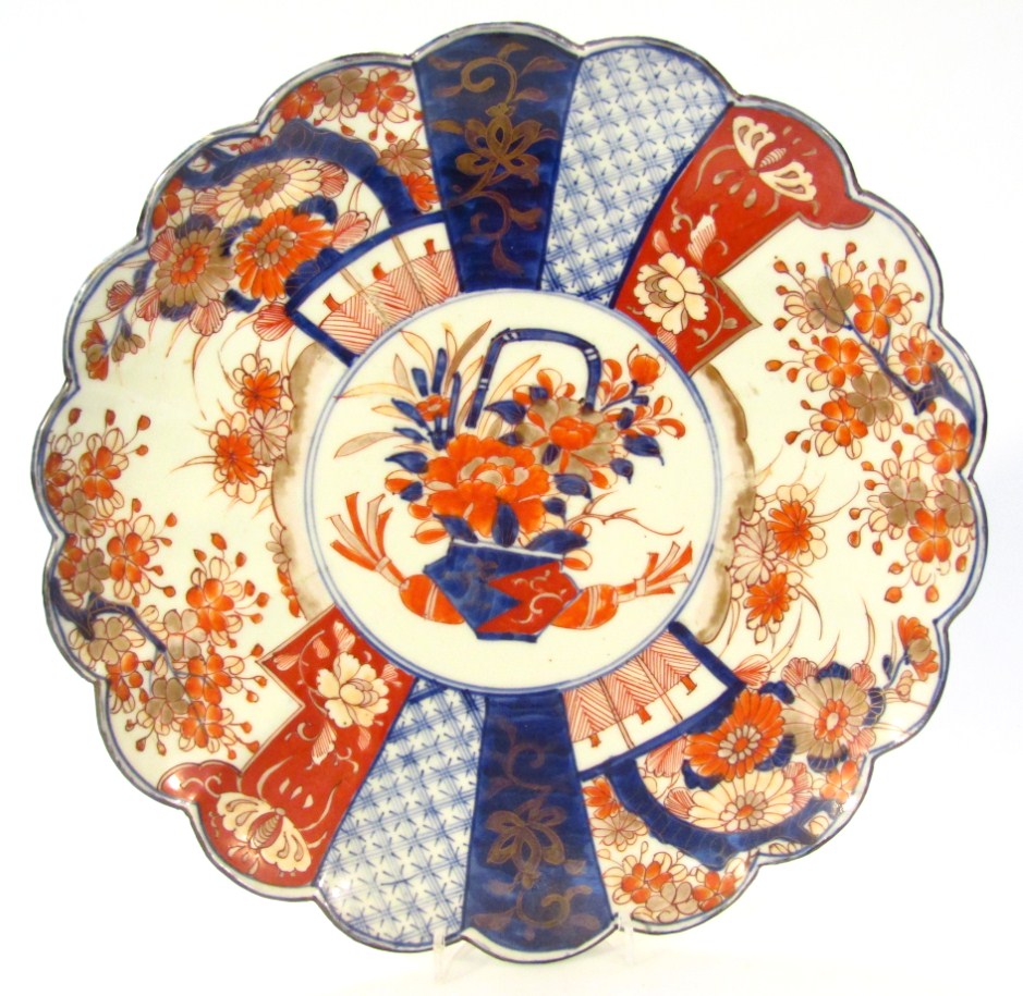 Appraisal: A late Meiji period Japanese Imari plate with floral outline