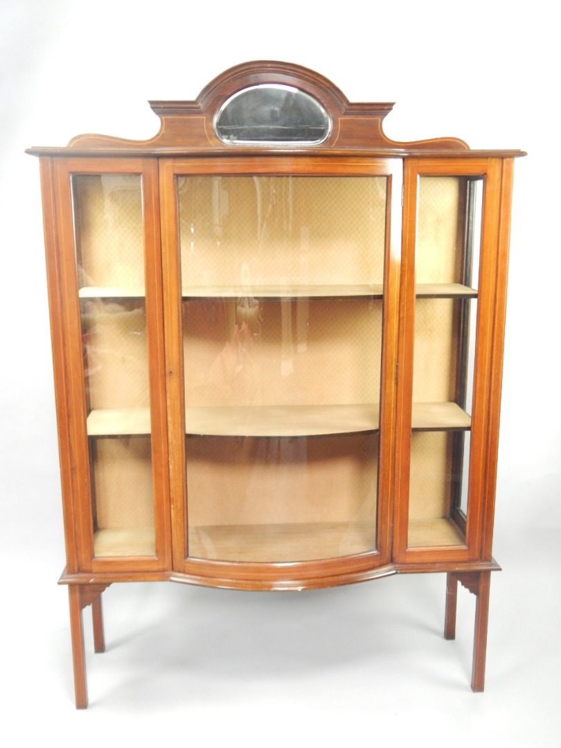 Appraisal: An early thC inlaid mahogany vitrine with arched mirrored gallery