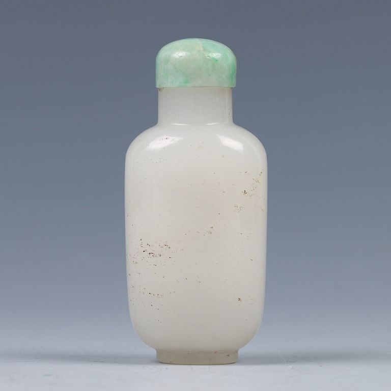 Appraisal: WHITE JADE SNUFF BOTTLE APPLE JADEITE LID QING Of rounded