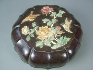 Appraisal: A Zitan box of circular form with foliate rim the