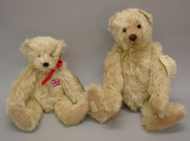 Appraisal: Pair of English Dean's Rag Book long cream mohair bears