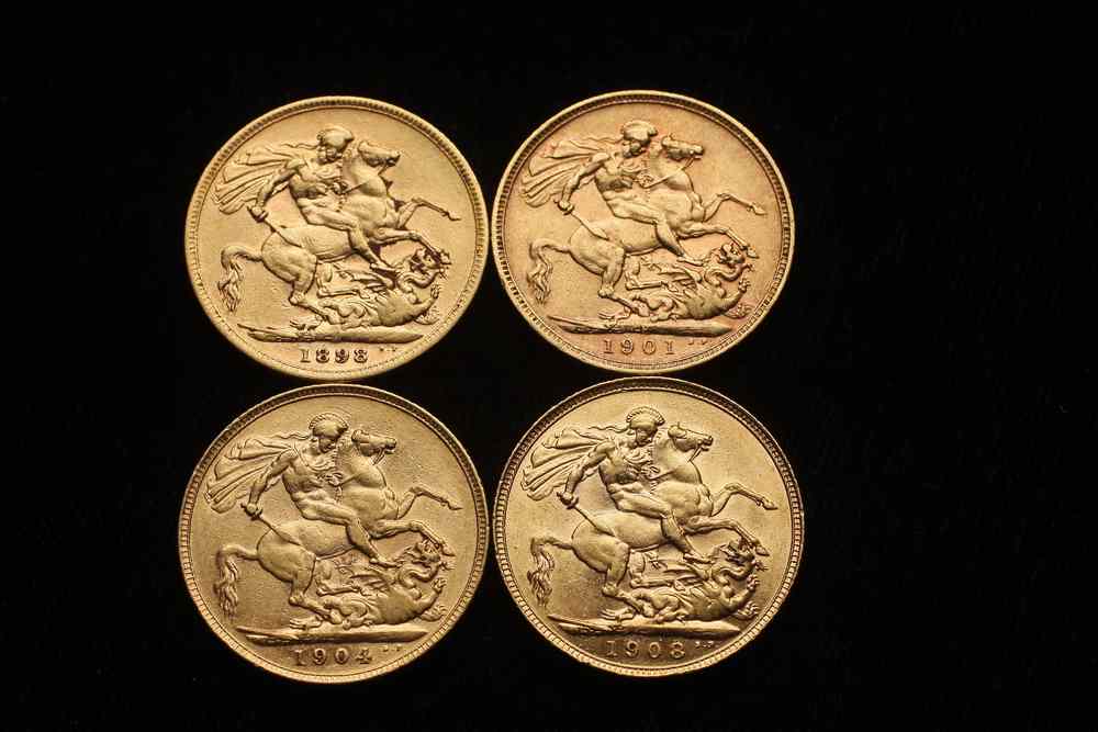 Appraisal: COINS - English gold sovereigns ungraded