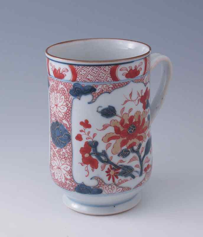 Appraisal: CHINESE IMARI MUG Ca Imari coloration of iron red cobalt