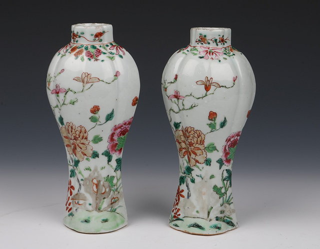 Appraisal: A PAIR OF TH CENTURY CHINESE PORCELAIN BALUSTER VASES with