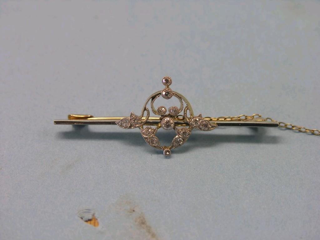 Appraisal: An Edwardian ct gold and diamond floret bar brooch fourteen