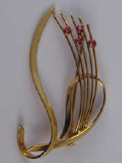 Appraisal: A yellow metal tests carat gold ruby brooch approx cm