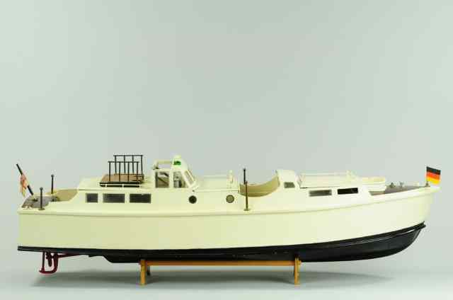 Appraisal: WOODEN CABIN CRUISER Large model of Chris Craft styled luxury