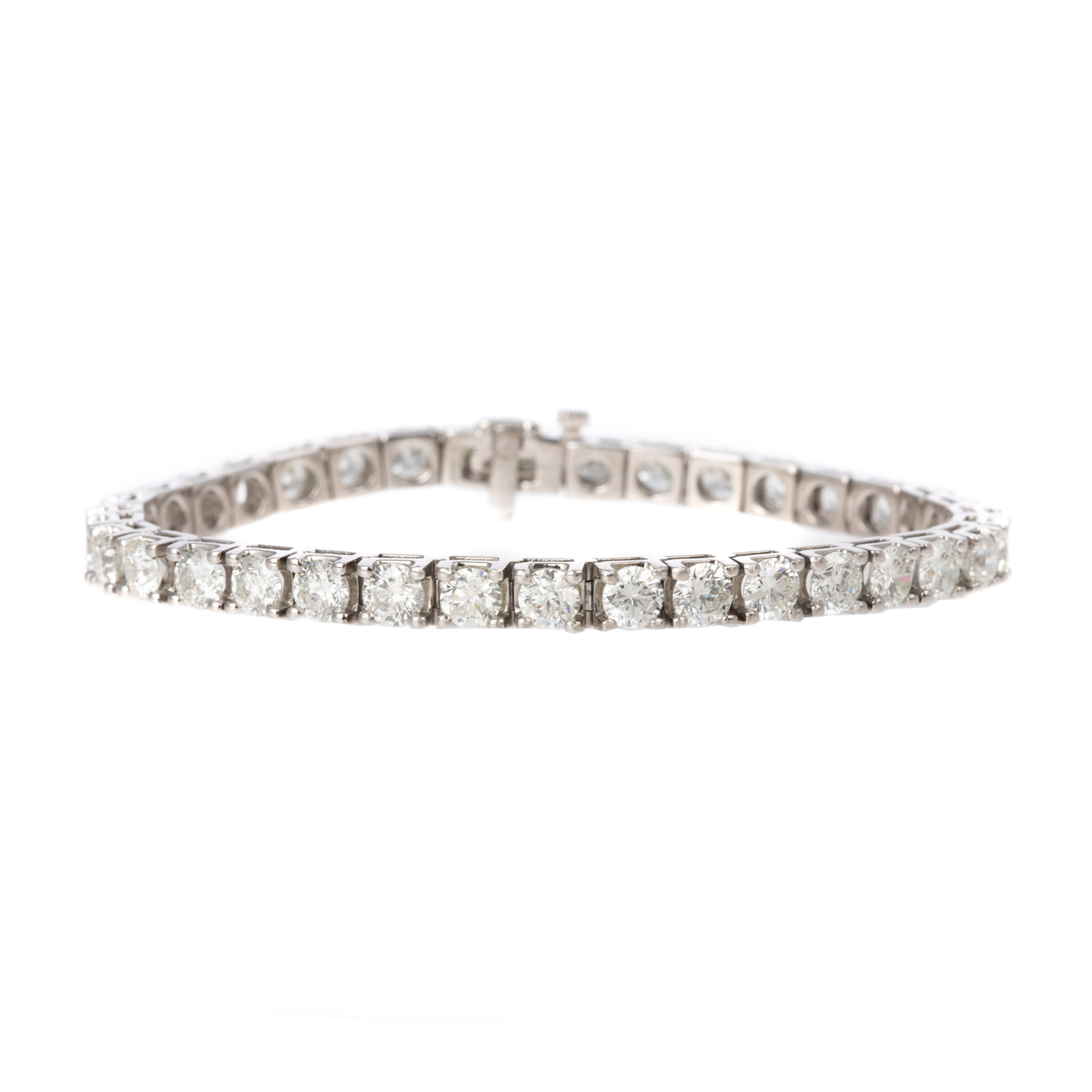 Appraisal: AN CT DIAMOND TENNIS BRACELET IN PLATINUM Platinum classic tennis