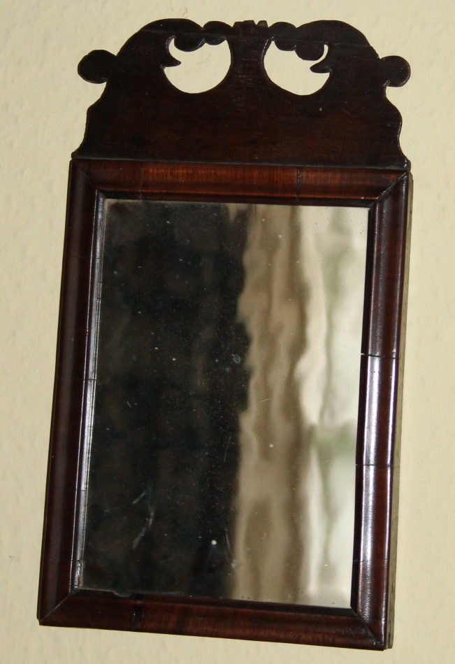 Appraisal: A small thC mahogany fret frame wall mirror with a