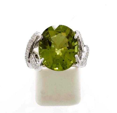 Appraisal: PERIDOT AND DIAMOND RING White gold Decorative ring the top