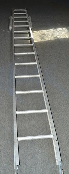 Appraisal: ALUMINIUM LADDER