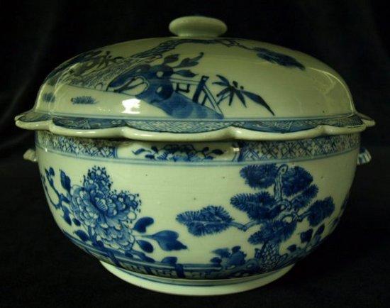 Appraisal: A Chinese blue and white bowl and cover early th