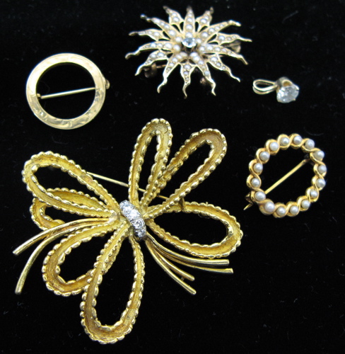 Appraisal: FOUR ARTICLES OF YELLOW GOLD JEWELRY including a diamond seed