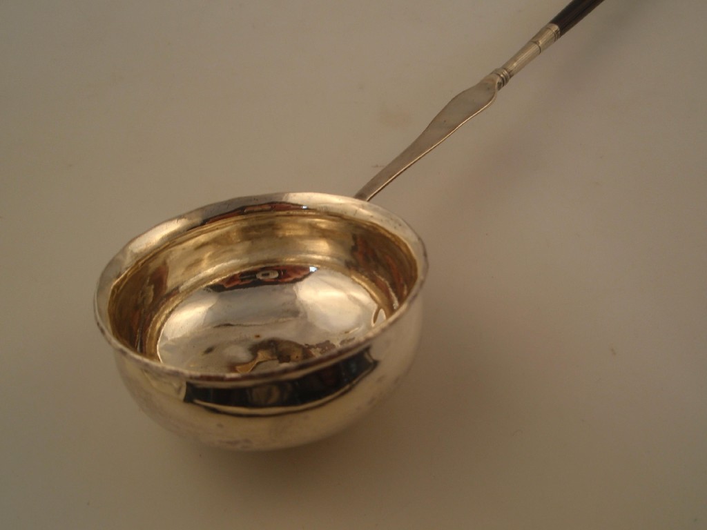 Appraisal: A thC silver toddy ladle the plain circular bowl with