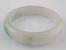 Appraisal: A Chinese jade bangle