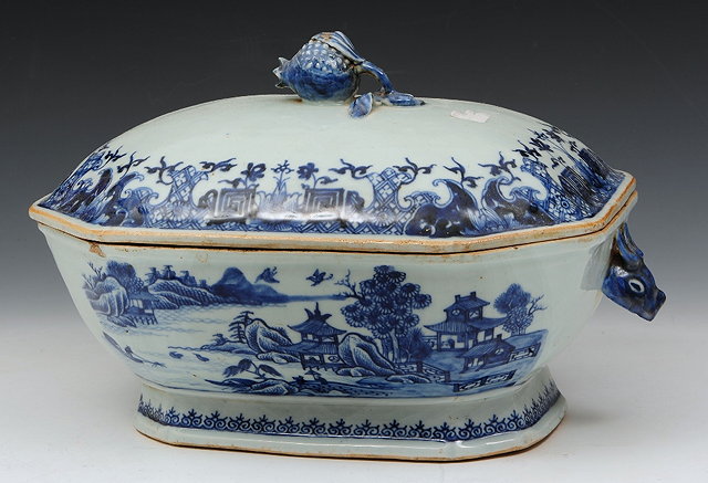 Appraisal: A CHINESE EXPORT BLUE AND WHITE PORCELAIN TUREEN and cover