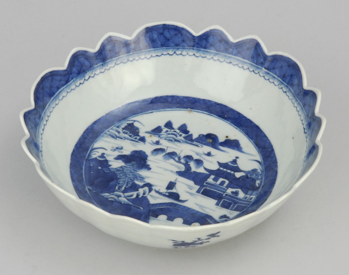 Appraisal: CHINESE EXPORT CANTON PORCELAIN SERVING BOWL Mid- th CenturyWith scalloped