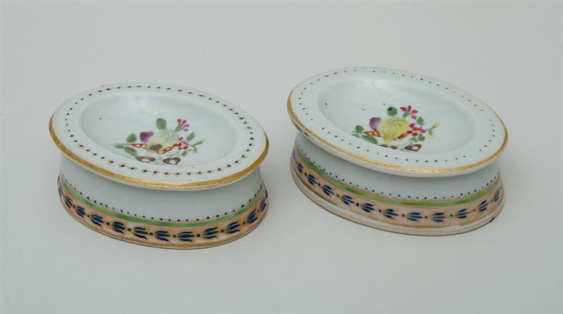 Appraisal: PAIR OF CHINESE EXPORT PORCELAIN FAMILLE ROSE OVAL SALTS Each