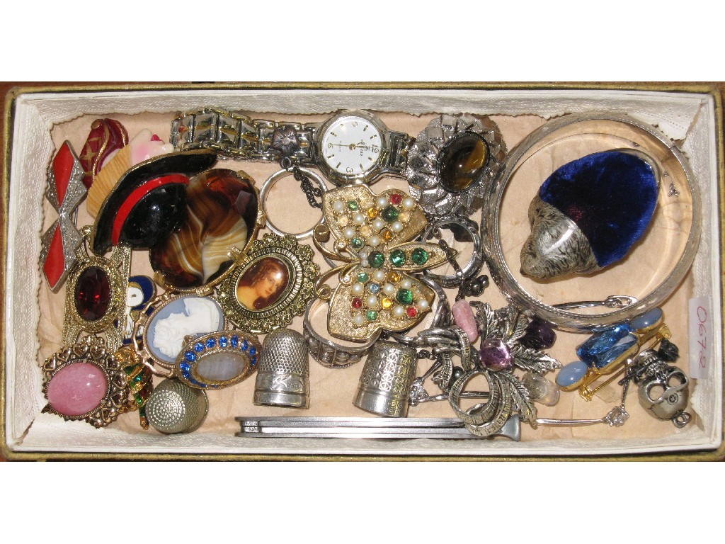 Appraisal: Box of costume jewellery thimbles and a novelty pin cushion