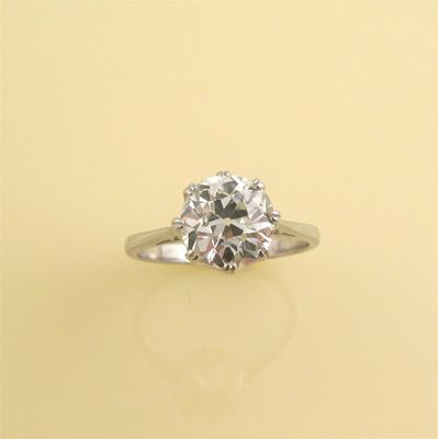 Appraisal: A diamond solitaire ring The circular cut diamond weighs approximately