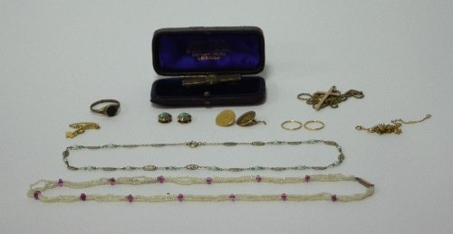 Appraisal: A ct gold and gem set bar brooch centred by